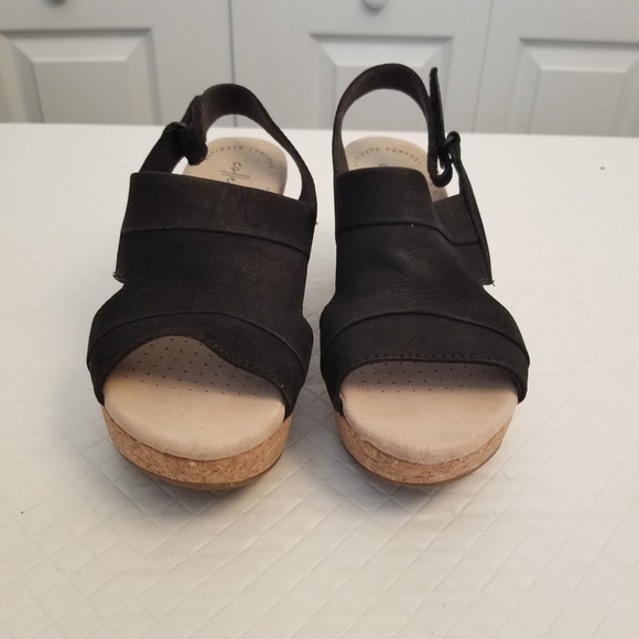 Clarks Women's Sz. 5 Black Faux Suede Open Toe Adjustable Cork 3in Wedge Sandals - Picture 1 of 8